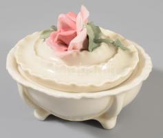 Ens bonbonier plasztikus virág díszítéssel, jelzett, minimális kopással, 12x9 cm