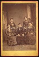 cca 1880 Hölgyek társasága, keményhátú fotó Károlyi József bihardiószegi (Diosig) műterméből, 16,5×10,5 cm