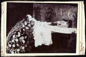 cca 1900 Gyermek a ravatalon, keményhátú fotó, vágott karton, 13×20 cm