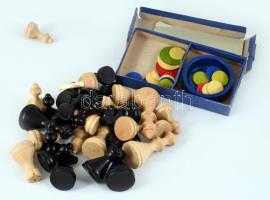 Egy doboz régi sakkfigura és dáma bábu