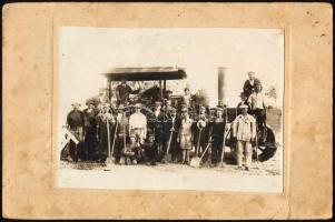cca 1920 Úthenger munkásokkal, Jászárokszállás, fotós: Fekete Dezső Balatonzamárdi, hátoldalon feliratozva, pecséttel jelzett, kartonra ragasztva, 13×17 cm