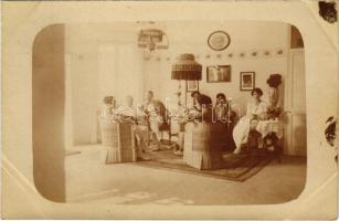 Ismeretlen település, nagypolgári lakás belső (?). photo (gyűrődések / creases)