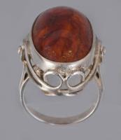 Ezüst (Ag) gyűrű, borostyán berakással, jelzett, m:54, bruttó 7,2g