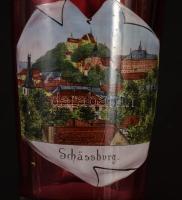 cca 1900 Segesvári emlékpohár, tájképpel díszítve, részben anyagában színezett üveg, fülénél repedés...