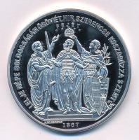 1867. "I. Ferenc József budai koronázására" ezüstözött fém emlékérem "R" jelzésű replika. "LELJE NÉPE BOLDOGSÁGÁN ÖRÖMET, HÍR, SZERENCSE KOSZORÚZZA SZENT FEJÉT / DEÁK EMLÉKE BENNÖK". Szign.: August Kleeberg (46mm) T:PP