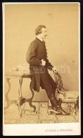 cca 1865 Férfiportré, keményhátú fotó Sztraka és Würsching besztercebányai műterméből, 10,5×6,5 cm
