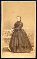 cca 1865 Női portré, keményhátú fotó Tiefbrunner Sándor soproni műterméből, 10,5×6,5 cm