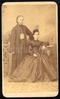 cca 1865 Házaspár portréja, keményhátú fotó Reisz Ignác újvidéki műterméből, 10,5×6,5 cm
