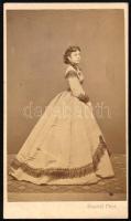 cca 1865 Hölgy egészalakos portréja, keményhátú fotó Standl zágrábi műterméből, 10,5×6,5 cm