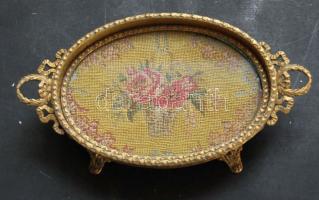 1900-as évek eleje Kis réz ovális tálka virágot ábrázoló gobleinnel