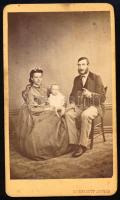 cca 1870 Családi portré, keményhátú fotó Szentkuty István Pesti műterméből, hátoldalon a műterem képével, 10,5×6,5 cm