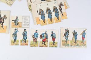 Különféle egyenruhákat bemutató kivágások, francia nyelven feliratozva, 21 db