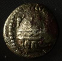 Keleti Kelták Kr.e. 3-2. század k. / ezüstözött bronz (Fourrée) ló balra stilizált ábrázolás / Herkules jobbra stilizált ábrázolás (2,18g) T:VF Eastern Celtic Tribes around 3rd-2nd Century BC / silvered bronze (Fourrée) Stylized horse to left / Stylized head of Herakles right (2,18g) C:VF