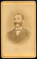 cca 1880 Férfiportré, keményhátú fotó Skopáll József özvegye győri műterméből, 10,5×6,5 cm