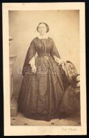 cca 1860 Női portré, keményhátú fotó Karl Pfleger pozsonyi műterméből, 10,5×6,5 cm