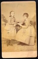 cca 1867 Két kislány portréja, keményhátú fotó Schmidt Vilmos székesfehérvári műterméből, 10,5×6,5 cm