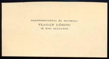 cca 1940-1944 nagycsepcsényi és muthnai Vladár Lőrinc m. kir. százados névjegykártyája, 6x11 cm  Vladár Lőrinc százados egyike volt azoknak, akiket a nagysármási mészárlás néven ismertté vált, az erdélyi Nagysármás és Kissármás települések zsidó lakossága ellen a magyar csapatok által 1944. szeptember 16-17-én elkövetett tömeggyilkosság kapcsán a háború után folytatott nyomozás és felelősségre vonás során tanúként kihallgattak.