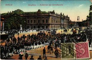 1922 Berlin, Zeughaus, Aufziehen der Schlosswache. Kunstanstalt Max O'Brien &amp; Co. / War...