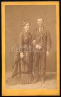 cca 1870 Házaspár portréja, keményhátú fotó Pokorny József budapesti műterméből, 10,5×6,5 cm