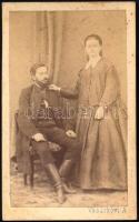 cca 1865 Házaspár portréja, keményhátú fotó Vásárkövi Albert munkácsi műterméből, 10,5×6,5 cm