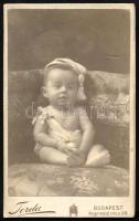 cca 1915 Kisgyerek portréja, keményhátú fotó Torda József budapesti műterméből, 10,5×6,5 cm
