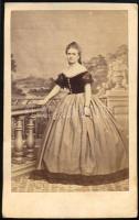 cca 1865 Női portré, keményhátú fotó Achtzehner pesti műterméből, 10,5×6,5 cm