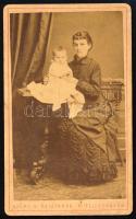 cca 1880 Anya gyermekével, keményhátú fotó Szőke Antal kiskunfélegyházai műterméből, 10,5×6,5 cm