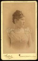 1888 Hölgyportré, keményhátú fotó Strelisky budapesti műterméből, 10,5×6,5 cm