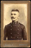 cca 1910 Katonaportré, keményhátú fotó Muschalek brassói műterméből, 10,5×6,5 cm