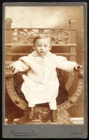 cca 1905 Gyerekportré, keményhátú fotó Heimann Zsigmond lippai műterméből, 13×8 cm