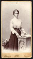 cca 1900 Fiatal hölgy portréja, keményhátú fotó Schmidt Ede budapesti műterméből, felületén törésnyom, lyukasztás nyoma, 16,5×9 cm