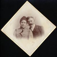 cca 1900 Házaspár portréja, keményhátú fotó Uher Ödön budapesti műterméből, 10,5×10,5 cm