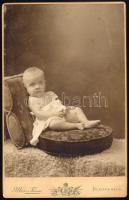 cca 1905 Bretz Adél, kisgyerek portréja, keményhátú fotó Mai és Társa budapesti műterméből, hátoldalon a műterem képével, 16,5×10,5 cm