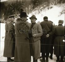 cca 1940 Német Harmadik Birodalom, vegyes felvételek (tengerészek, horogkeresztes emlékmű, stb.), 4 db negatív, 6x6 cm