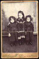 cca 1905 Három kislány portréja, keményhátú fotó Striberny Ferenc albertirsai műterméből, felületén törésnyom, 16,5×10,5 cm