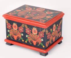 Kézzel festett népi mintás fa doboz, 16x22x15 cm