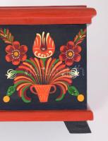 Kézzel festett népi mintás fa doboz, 16x22x15 cm