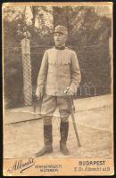 1915 Katonaportré, keményhátú fotó Albrecht budapesti műterméből, szecessziós hátoldallal, felületén törésnyom, 16,5×10,5 cm