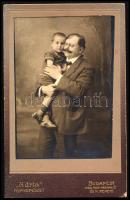 cca 1915 Wagner A. Károly hangszergyáros kisgyerekkel, keményhátú fotó Breuer Mátyás (Adria) budapesti műterméből, 16,5×10,5 cm