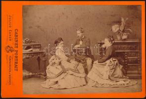 cca 1875 Férfi hölgytársaságban, keményhátú fotó Exner Gyula (Pécs / Mohács) műterméből, 10,5×16,5 cm