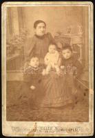 cca 1890 Nő gyermekekkel, keményhátú fotó Eller budapesti műterméből, foltos, 16,5×10,5 cm