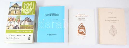 Néprajzi-helytörténeti könyvtétel, 4 db:  Szombathy Viktor: Az északi hegyek ölelésében. Ezerszínű Magyarország.; Paládi-Kovács Attila: Életmód, foglalkozás, nemzetiség. Gömör néprajza XIV.; Füvessy Anikó-T. Bereczki Ibolya (szerk.): Állatábrázolás a magyar néphagyományban; Domonkos Ottó-Nagybákay Péter (szerk.): Magyarország kézművesipartörténetének válogatott bibliográfiája. Vegyes állapotban, némelyikben gazdag képanyaggal.