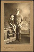 1920 Wagner A. Károly hangszergyáros és fia, keményhátú fotó özv. Bienenfeld Zsigmondné városligeti műterméből, 16,5×10,5 cm