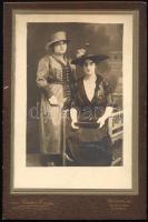 cca 1920 Két hölgy műtermi portréja, keményhátú fotó özv. Breuer E. és Fia budapesti műterméből, 16,5×10,5 cm