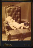 cca 1882 Kisgyerek portréja, keményhátú fotó Kozmata Ferenc budapesti műterméből, 16,5×10,5 cm