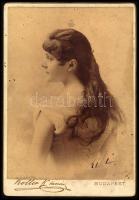 cca 1885 "Lili", női portré, keményhátú fotó Koller Károly tanár budapesti műterméből, 16,5×10,5 cm