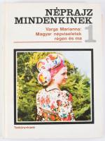 Varga Marianna: Magyar népviseletek régen és ma. Néprajz mindenkinek 1. Bp., 1982, Tankönyvkiadó Vállalat. Ábrákkal és fotókkal, illetve 2 db kivehető melléklettel ellátott kötet. Kiadói kartonált papírkötés.