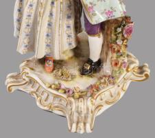 cca 19. sz. vége, Meissen táncoló pár. Jelzett, kardos jelzés, nő ujja és pár sziromvég sérült, m: 1...