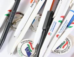 Választással kapcsolatos könyv, kitűzők, tollak