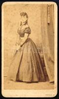cca 1870 Hölgy egészalakos portréja, vizitkártya Erdősy Rezső váci műterméből, kissé foltos, 10x6 cm